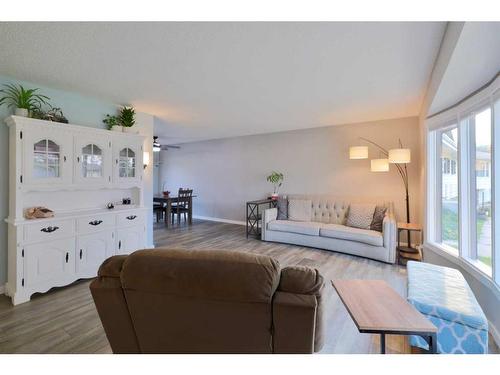 6406 35 Avenue, Camrose, AB - Indoor Photo Showing Living Room