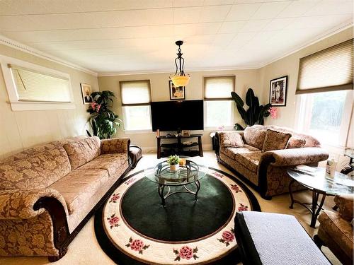 3618 44 Street, Ponoka, AB - Indoor Photo Showing Living Room