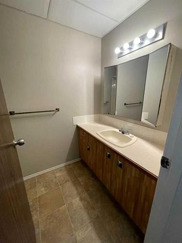 301-4814 46 Street, Red Deer, AB - Indoor Photo Showing Bathroom