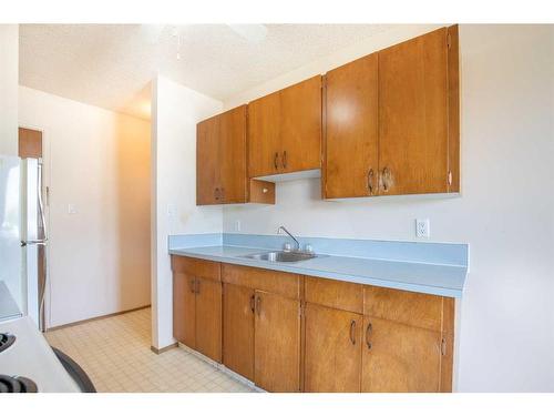 101-303-5134 43 Street, Red Deer, AB - Indoor Photo Showing Kitchen