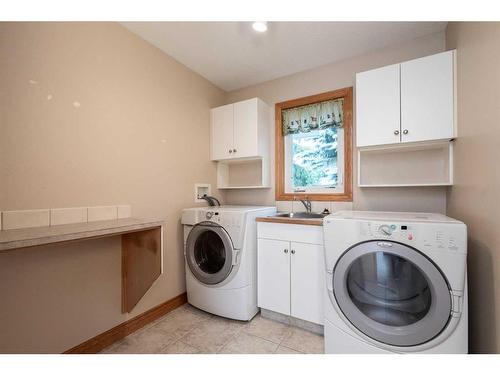 6046 47 Street, Innisfail, AB - Indoor Photo Showing Laundry Room