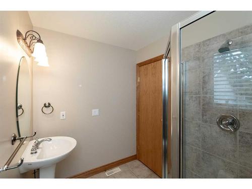 6046 47 Street, Innisfail, AB - Indoor Photo Showing Bathroom