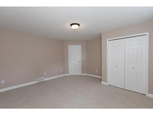 6046 47 Street, Innisfail, AB - Indoor Photo Showing Other Room