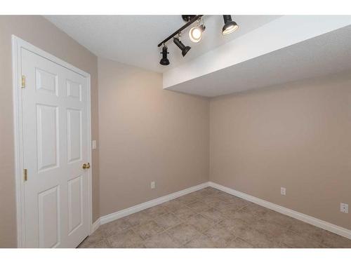 6046 47 Street, Innisfail, AB - Indoor Photo Showing Other Room