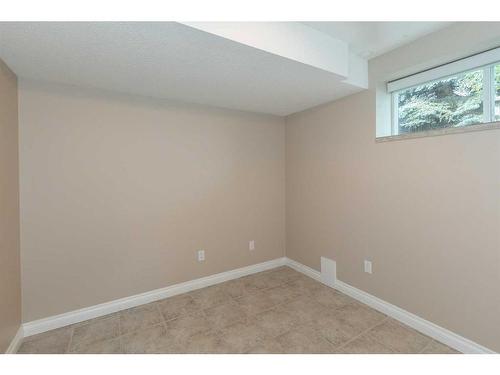 6046 47 Street, Innisfail, AB - Indoor Photo Showing Other Room