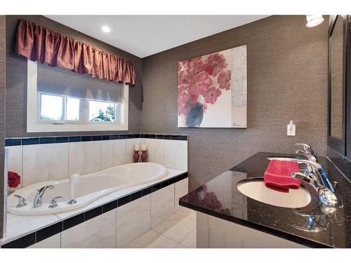 524 Summer Crescent, Rural Ponoka County, AB - Indoor Photo Showing Bathroom