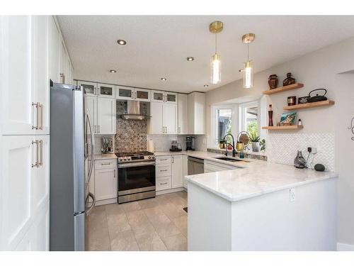 40 Alton Close, Red Deer, AB - Indoor Photo Showing Kitchen With Upgraded Kitchen