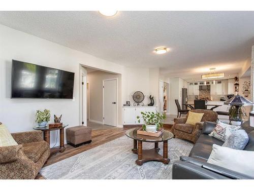 40 Alton Close, Red Deer, AB - Indoor Photo Showing Living Room