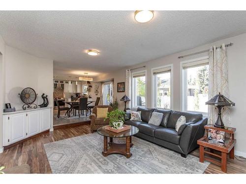 40 Alton Close, Red Deer, AB - Indoor Photo Showing Living Room