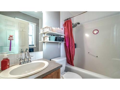 209 Strathford Bay, Strathmore, AB - Indoor Photo Showing Bathroom