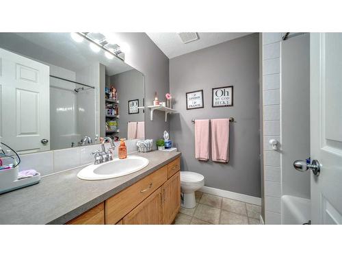 209 Strathford Bay, Strathmore, AB - Indoor Photo Showing Bathroom