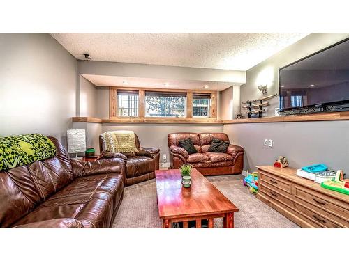 209 Strathford Bay, Strathmore, AB - Indoor Photo Showing Living Room