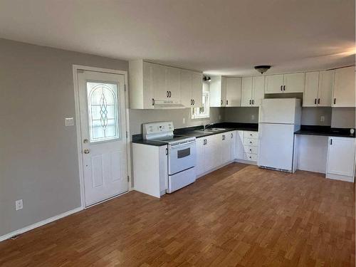 4414 54 Street West, Forestburg, AB - Indoor Photo Showing Kitchen