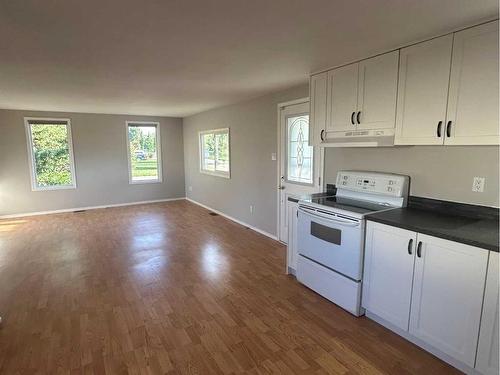 4414 54 Street West, Forestburg, AB - Indoor Photo Showing Kitchen