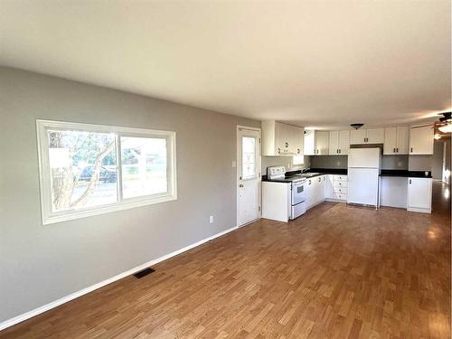 4414 54 Street West, Forestburg, AB - Indoor Photo Showing Kitchen