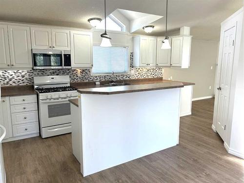 5416 49 Avenue West, Forestburg, AB - Indoor Photo Showing Kitchen