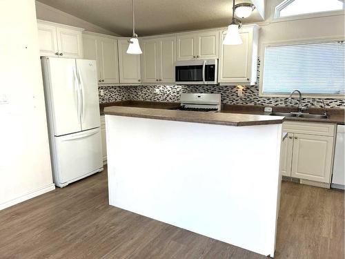 5416 49 Avenue West, Forestburg, AB - Indoor Photo Showing Kitchen With Double Sink