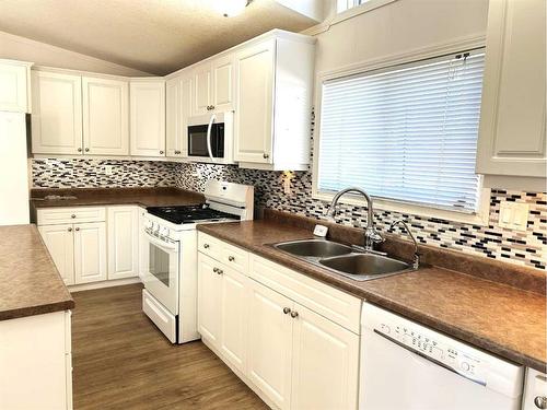 5416 49 Avenue West, Forestburg, AB - Indoor Photo Showing Kitchen With Double Sink