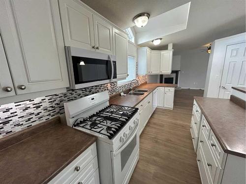 5416 49 Avenue West, Forestburg, AB - Indoor Photo Showing Kitchen With Double Sink