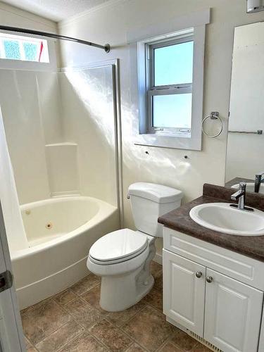 5416 49 Avenue West, Forestburg, AB - Indoor Photo Showing Bathroom