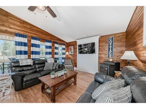 5048 Lakeshore Drive, Sylvan Lake, AB - Indoor Photo Showing Living Room