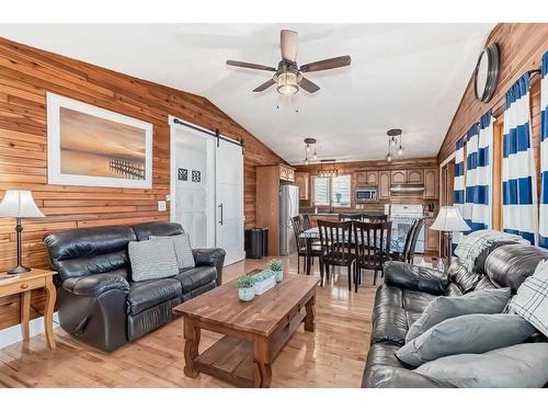 5048 Lakeshore Drive, Sylvan Lake, AB - Indoor Photo Showing Living Room