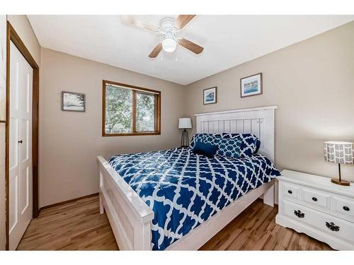 5048 Lakeshore Drive, Sylvan Lake, AB - Indoor Photo Showing Bedroom