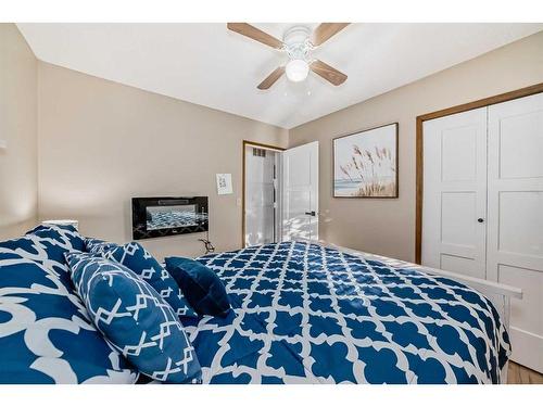 5048 Lakeshore Drive, Sylvan Lake, AB - Indoor Photo Showing Bedroom