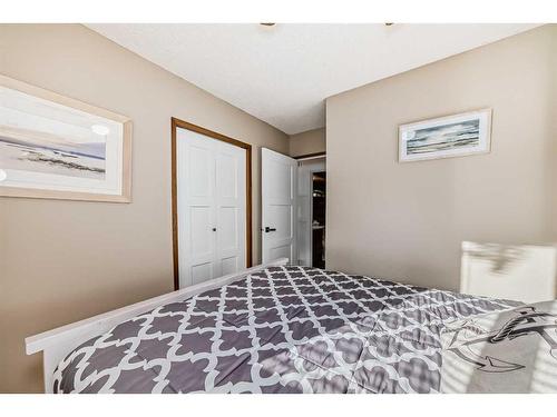 5048 Lakeshore Drive, Sylvan Lake, AB - Indoor Photo Showing Bedroom