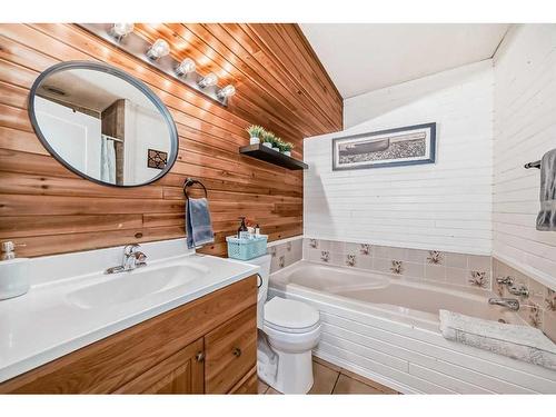 5048 Lakeshore Drive, Sylvan Lake, AB - Indoor Photo Showing Bathroom