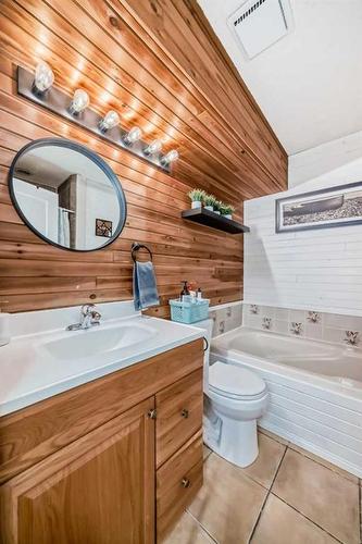 5048 Lakeshore Drive, Sylvan Lake, AB - Indoor Photo Showing Bathroom