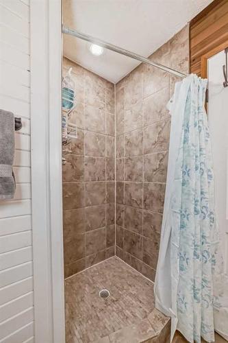 5048 Lakeshore Drive, Sylvan Lake, AB - Indoor Photo Showing Bathroom