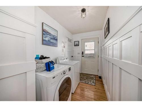 5048 Lakeshore Drive, Sylvan Lake, AB - Indoor Photo Showing Laundry Room