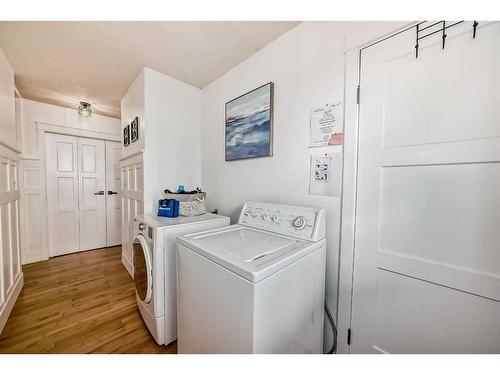 5048 Lakeshore Drive, Sylvan Lake, AB - Indoor Photo Showing Laundry Room