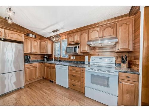 5048 Lakeshore Drive, Sylvan Lake, AB - Indoor Photo Showing Kitchen