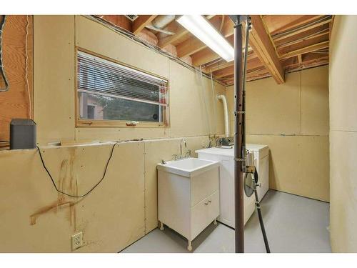 88 Dixon Crescent, Red Deer, AB - Indoor Photo Showing Laundry Room