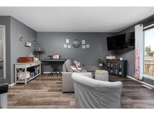 4021 69 A Street Close, Camrose, AB - Indoor Photo Showing Living Room