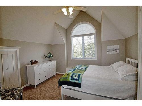 308 Marina Bay Place, Sylvan Lake, AB - Indoor Photo Showing Bedroom