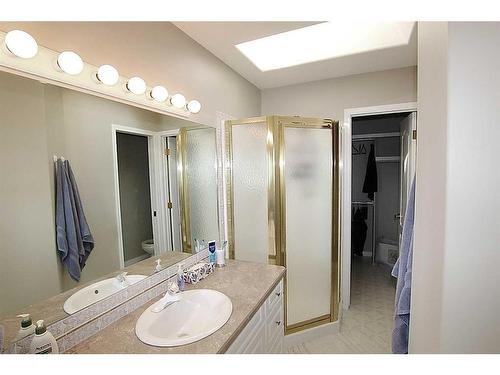 308 Marina Bay Place, Sylvan Lake, AB - Indoor Photo Showing Bathroom