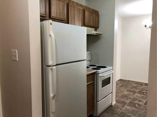 103-35 Bennett Street, Red Deer, AB - Indoor Photo Showing Kitchen