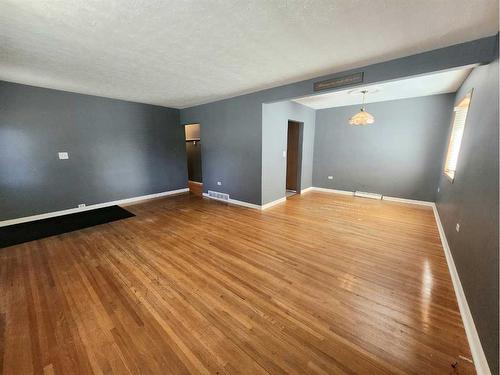 3305 44A Avenue, Red Deer, AB - Indoor Photo Showing Other Room