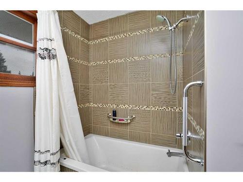 37441 Range Road 271, Rural Red Deer County, AB - Indoor Photo Showing Bathroom