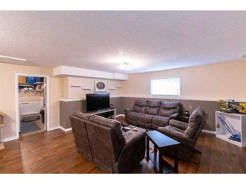 4003 67 Street, Stettler, AB - Indoor Photo Showing Living Room