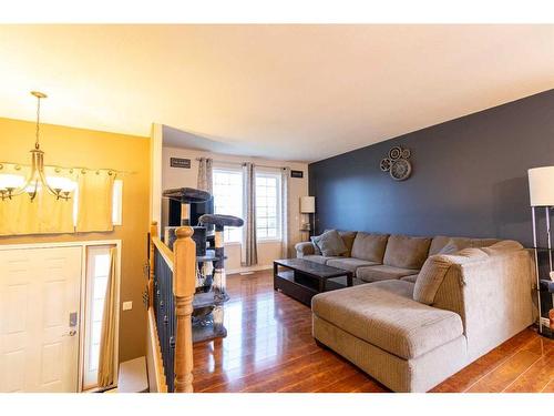 4003 67 Street, Stettler, AB - Indoor Photo Showing Living Room