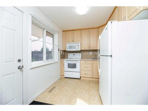 1701-3907 39 Street, Red Deer, AB - Indoor Photo Showing Kitchen