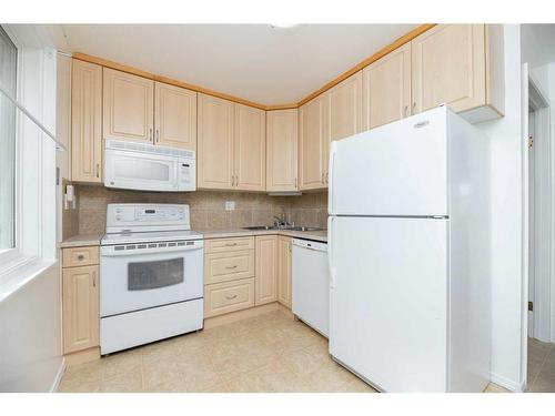 1701-3907 39 Street, Red Deer, AB - Indoor Photo Showing Kitchen