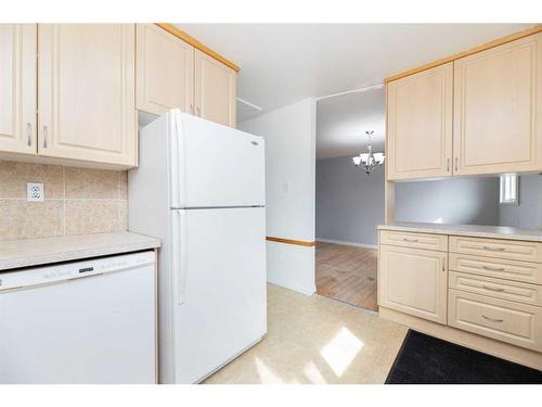 1701-3907 39 Street, Red Deer, AB - Indoor Photo Showing Kitchen