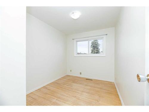 1701-3907 39 Street, Red Deer, AB - Indoor Photo Showing Other Room