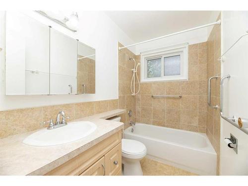 1701-3907 39 Street, Red Deer, AB - Indoor Photo Showing Bathroom