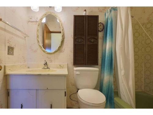 4927 47 Street, Hardisty, AB - Indoor Photo Showing Bathroom